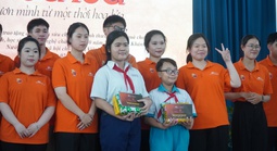 Sinh viên gây quỹ, sửa nhà cho cựu chiến binh
