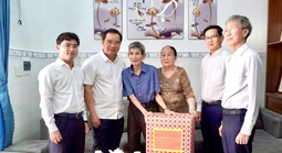 Chủ tịch UBND TP HCM Nguyễn Văn Được thăm cựu tù chính trị Côn Đảo