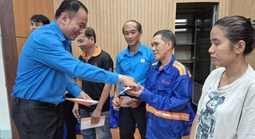 LĐLĐ TP HCM trao 100 suất hỗ trợ cho đoàn viên, người lao động khó khăn