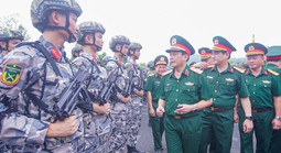 Thượng tướng Trương Thiên Tô thị sát bộ đội thao luyện diễu binh A80