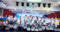 CEP trao hàng ngàn suất quà và học bổng cho con khách hàng khó khăn