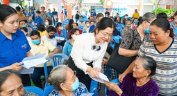 Ấm áp chương trình chăm lo an sinh xã hội tại phường Tân Tạo 