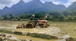 Lính biên phòng Quảng Trị về bản dựng nhà, gieo mạ cùng dân