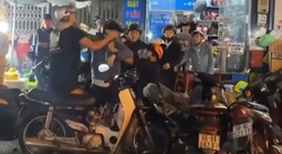 10 thanh niên đánh một thanh niên do mâu thuẫn "giật cô hồn"