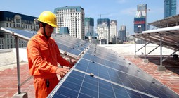 Phạt lắp điện mặt trời mái nhà nếu không thông báo: Người dân lo thêm thủ tục, EVN nói gì?