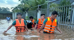 Ngập kinh hoàng ở xã Bình An lúc rạng sáng, nước lên đến thắt lưng