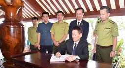 Dâng hương tưởng nhớ Chủ tịch Hồ Chí Minh