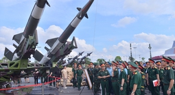Đại tướng Phan Văn Giang thị sát khí tài hiện đại của quân đội Việt Nam