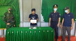 Vừa nhập cảnh từ Lào, tài xế người Hà Tĩnh bị bắt ngay tại Cửa khẩu Cha Lo