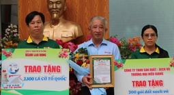 Báo Người Lao Động tặng phường Bình Trưng 2.500 lá cờ tổ quốc