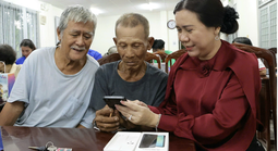 Một phường ở Cần Thơ tặng điện thoại thông minh cho hộ nghèo