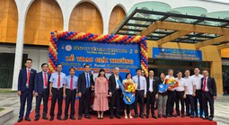 Một nữ khách hàng trúng ô tô Kia Sonet khi dùng sản phẩm Yến sào Khánh Hòa Sanest
