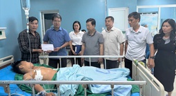 Thăm hỏi, động viên cháu trai sống sót trong vụ thảm án tại Đắk Lắk