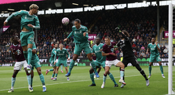 9 phút cuối nghiệt ngã, Burnley trắng tay sân nhà trước Liverpool