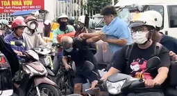 Xác minh video người đàn ông đánh cụ ông ở giao lộ trung tâm TP HCM