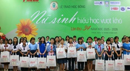Báo Phụ nữ TP HCM trao 237 suất học bổng Nữ sinh hiếu học vượt khó