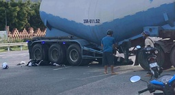Xe máy lọt thỏm dưới gầm xe đầu kéo, 2 người tử vong