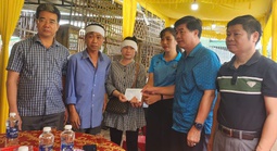 Phó Chủ tịch UBND tỉnh Đắk Lắk thăm viếng các nạn nhân trong vụ thảm án