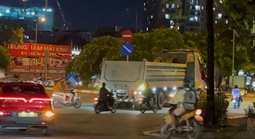 Người dân TP HCM bức xúc về xe ben "hổ vồ" ở một khu vực