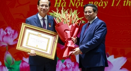 Thủ tướng trao Huy hiệu 40 năm tuổi Đảng tặng Bộ trưởng Đào Ngọc Dung