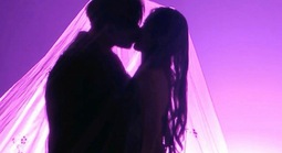 Thân mật trên sân khấu giao thừa, nam ca sĩ bất ngờ xin lỗi