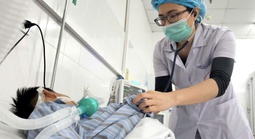 Chó cắn vào ngón tay, bé trai nguy kịch sau một tháng