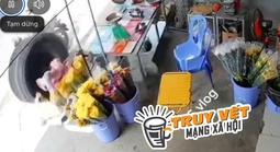 Kinh hoàng khoảnh khắc bánh xe sơ-mi rơ-mooc bay thẳng vào 2 người phụ nữ