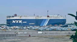 Tàu chở ô tô đầu tiên của năm 2026 cập cảng TPHCM, có cả xe sang và xe điện Trung Quốc