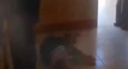 Xôn xao clip nữ sinh lớp 6 bị bạn đánh gục tại lớp học