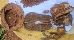 Xúc động hình ảnh di vật vừa được tìm thấy cùng 2 hài cốt liệt sĩ