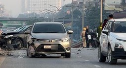 Tai nạn liên hoàn nghiêm trọng trên cầu vượt, người đi xe máy tử vong, xe biến dạng