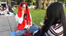 TPHCM lạnh 16 độ: Giới trẻ rủ nhau diện đồ đông xuống phố