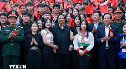 Thủ tướng mong muốn học sinh dân tộc thiểu số ấp ủ ước mơ, hoài bão và khát vọng vươn lên