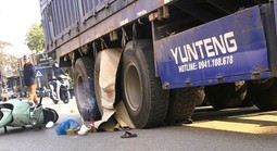 Bé trai 7 tuổi tử vong dưới bánh xe tải