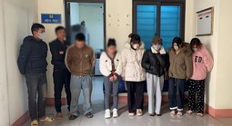 Bắt quả tang 4 cặp nam nữ đang mua bán dâm tại tư gia "má mì"