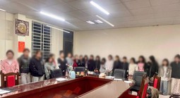 Giải cứu 21 thiếu nữ khi triệt phá đường dây tuyển nhân viên "bấm bài, rót bia" tại quán karaoke