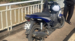 Tìm kiếm nam sinh viên để lại xe máy, giấy tờ tùy thân trên cầu