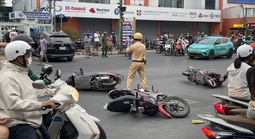 Ô tô lao nhanh tông 3 xe máy ngay giao lộ ở TPHCM