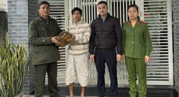 Người dân ở Đà Nẵng giao nộp con vật quý nặng 6,8 kg lạc trong vườn