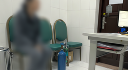 Bác sĩ bất ngờ khi nữ sinh mang bình khí cười đi khám tâm thần