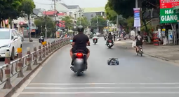 Người đàn ông vừa lái xe máy, vừa điều khiển xe mô hình “đại náo” đường phố Đồng Nai