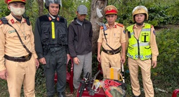 Phát hiện tài xế xe đầu kéo mang theo súng và 2 hộp đạn khi chạy xe