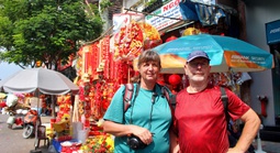 Du khách quốc tế thích thú trải nghiệm không khí Tết ở TPHCM