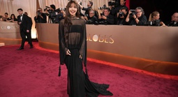 Diện mốt "đầm khỏa thân", Lisa (Blackpink) bị chê mặc xấu tệ