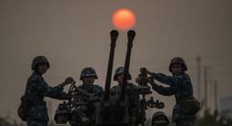 Pháo phòng không luyện tập sẵn sàng chiến đấu, góp phần bảo vệ Đại hội Đảng