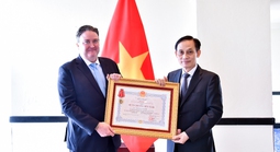 Bộ trưởng Ngoại giao Lê Hoài Trung trao Huân chương Hữu nghị cho Đại sứ Mỹ Marc Knapper