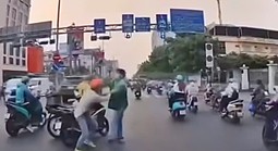 Công an ở TPHCM xác minh vụ dùng mũ bảo hiểm đánh nhau giữa đường