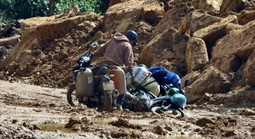 Ngổn ngang những cung đường miền núi Quảng Ngãi sau mưa lũ