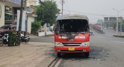 Cháy xe đưa rước công nhân ở Đồng Nai