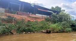 Sạt lở uy hiếp buôn làng